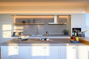 Refrigerador con freezer, microondas, horno, placa de cocina