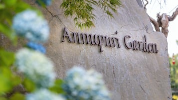 Ein Steinschild mit der Aufschrift 'Annapurna Garden'.