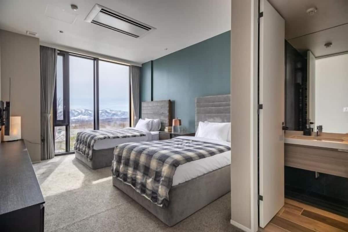2 bedrooms, premium bedding, down comforters, Select Comfort beds