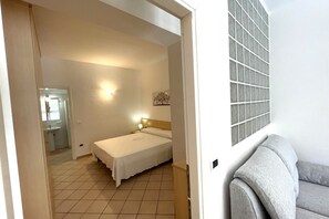 1 bedroom, travel crib