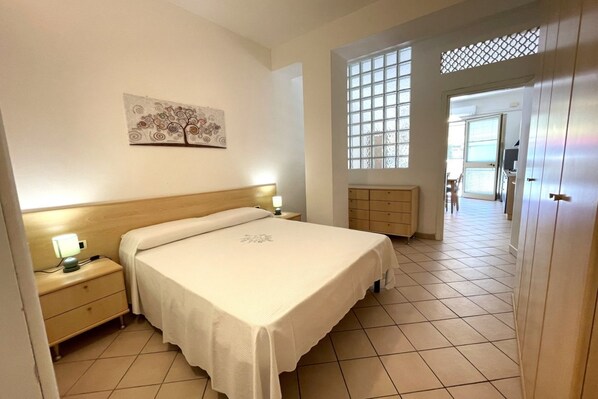 1 Schlafzimmer, Reisekinderbett