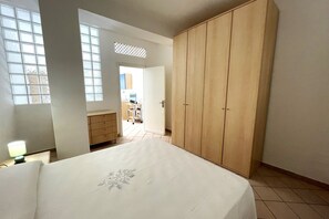 1 habitación y cuna de viaje 