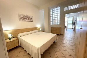 1 bedroom, travel crib