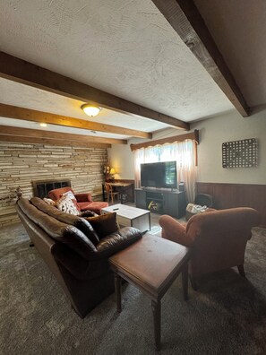 Smart TV, fireplace, video games - Experience Wichita living near WSU! Fire Pit, Pool Table, and Arcade games. (Wichita)