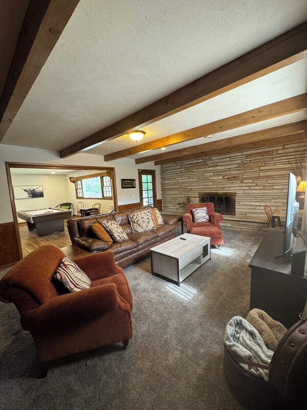 Smart TV, fireplace, video games - Experience Wichita living near WSU! Fire Pit, Pool Table, and Arcade games. (Wichita)