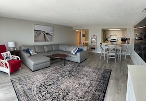 Smart TV, books - Spacious 2B/2B condo just steps from the beach. Sleeps 9 comfortably (Ocean City)