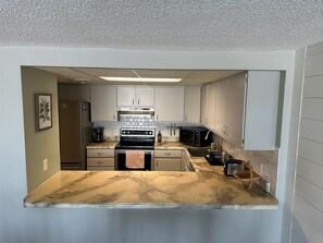 Fridge, microwave, oven, stovetop - Spacious 2B/2B condo just steps from the beach. Sleeps 9 comfortably (Ocean City)