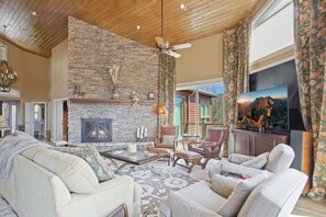 Smart TV, fireplace, foosball, books - Elegant Mountain Home with Amazing Views (Beech Mountain)