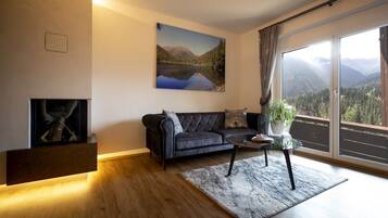 Smart TV, fireplace, stereo