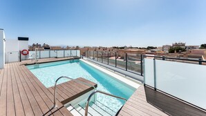A rooftop swimming pool with a clear view of the cityscape in the background. - MalagaSuite Quintana Holidays (Torremolinos)