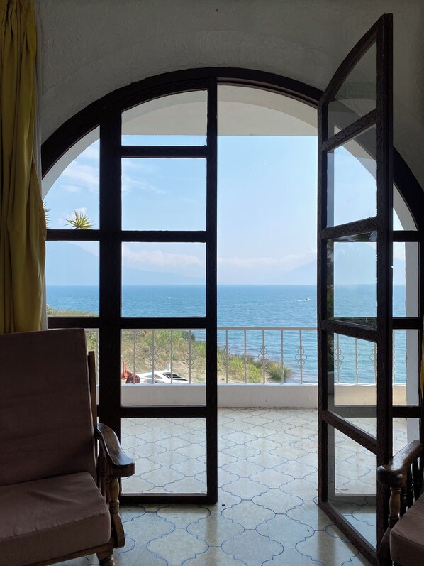 Deluxe Quadruple Room, Lake View | Bed sheets