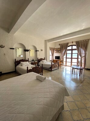 Habitación triple Deluxe, vista al lago | Ropa de cama 