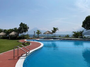 Piscine extérieure, parasols de plage