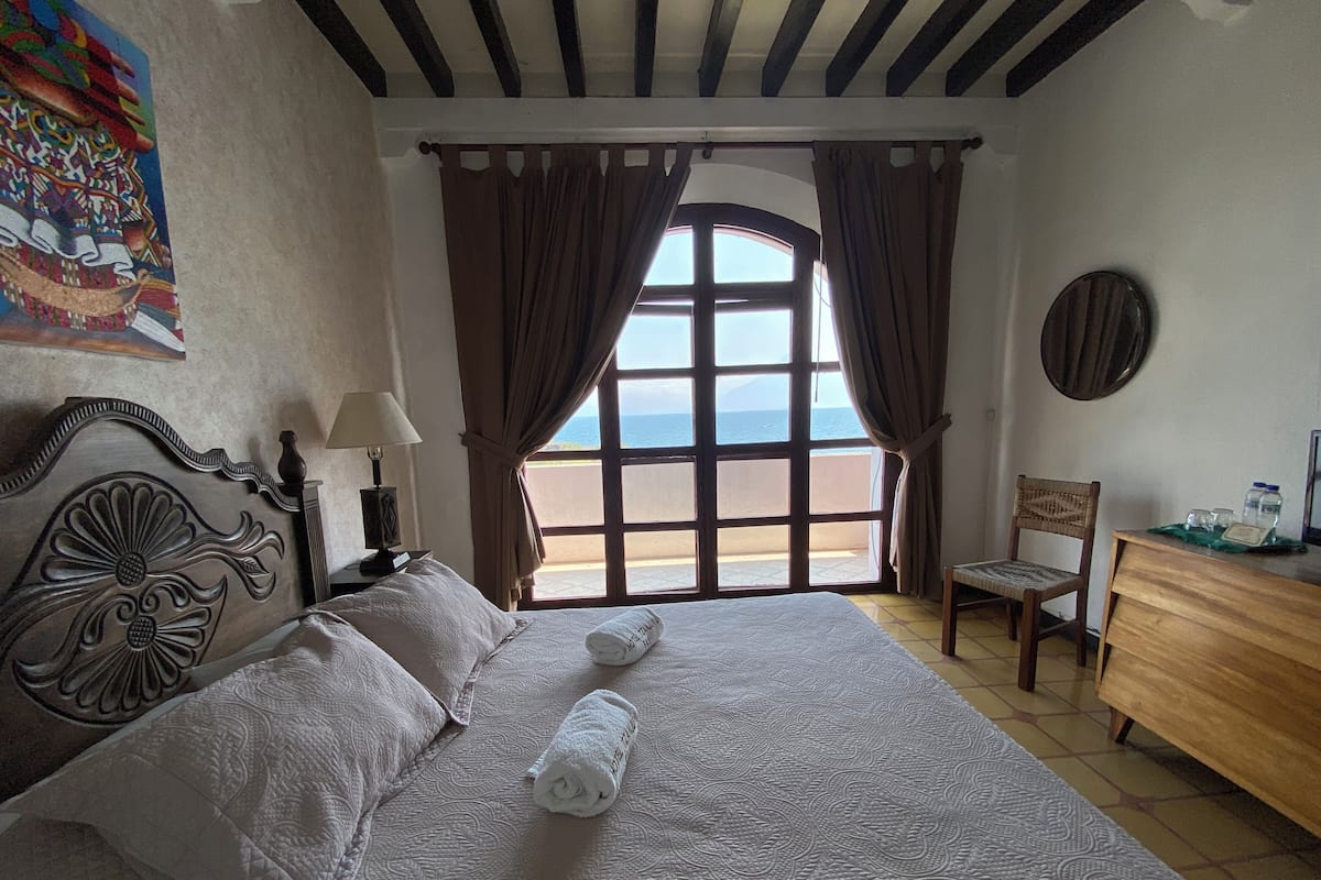 Comfort Room, 1 Queen Bed, Lake View