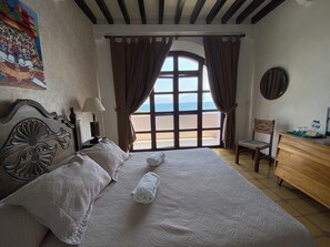 Comfort Room, 1 Queen Bed, Lake View | Bed sheets