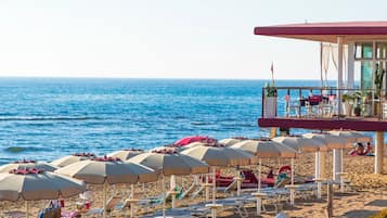 Una spiaggia nelle vicinanze
