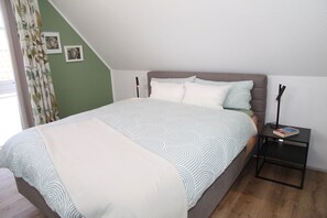 2 Schlafzimmer, Schreibtisch, Bügeleisen/Bügelbrett, WLAN