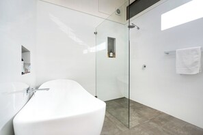 Douche, serviettes fournies, savon, shampoing