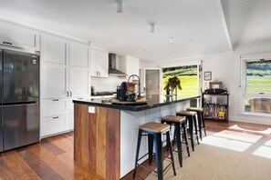 Frigorífico, microondas, horno y placa de cocina