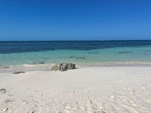 Sulla spiaggia, sabbia bianca, cabine da spiaggia gratuite