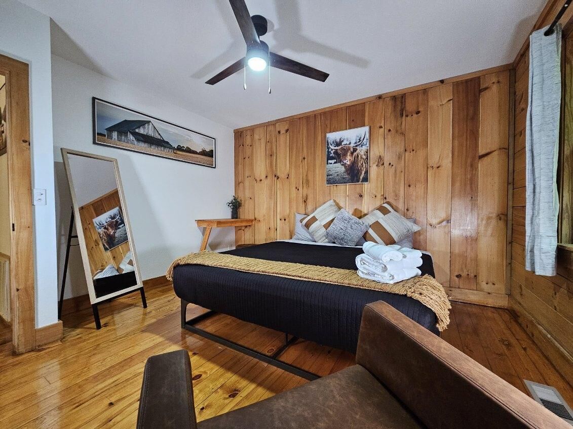 4 bedrooms, travel crib, WiFi, bed sheets