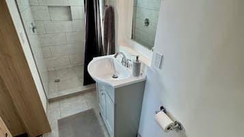 Habitación doble | Baño | Regadera, secadora de cabello, toallas