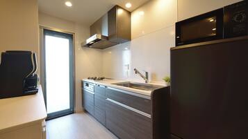 Apartamento | Cozinha privada | Geladeira, micro-ondas, chaleira elétrica, panela elétrica de arroz