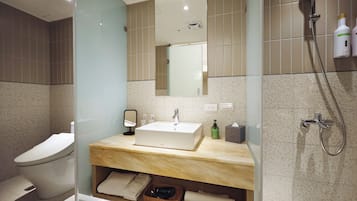 Chambre Double, 1 très grand lit, non-fumeurs | Salle de bain | Douche, articles de toilette de luxe, sèche-cheveux, chaussons