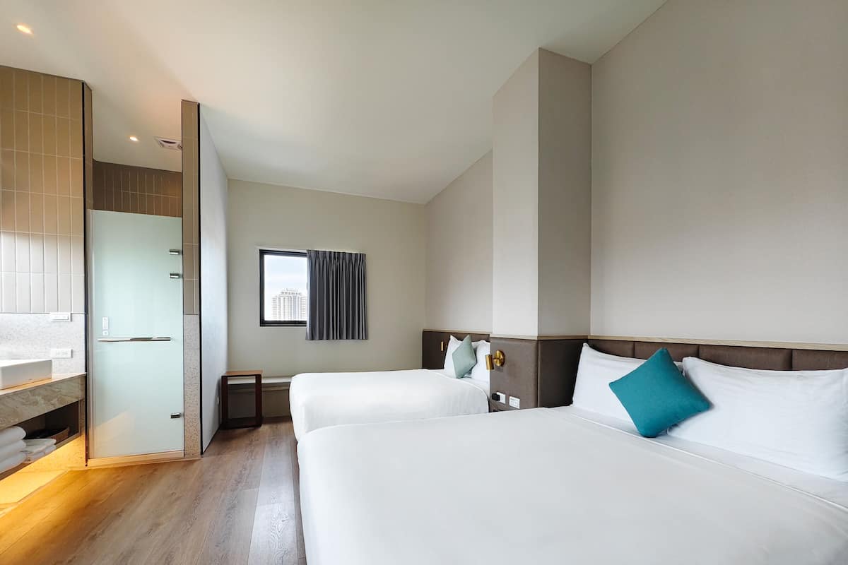Chambre Quadruple, 2 grands lits, non-fumeur, vue ville