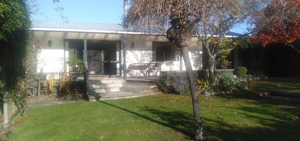 Exterior - Warrington, Blueskin Bay, close to Dunedin, cosy home close to the beach and bay (Warrington)