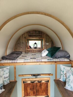 1 bedroom, bed sheets