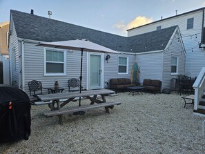 Outdoor dining - Seaside Heights Charming Cottage, Quiet and Clean. (Seaside Heights)