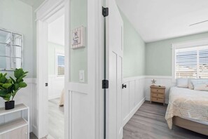 3 bedrooms, free WiFi - Salty Kisses & Starfish Wishes by Brunswick VR: Oceanfront & Pet-Friendly (Ocean Isle Beach)