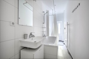 Hair dryer, towels - Impeccable Kreuzberg 3BR, Furnished, Equipped by Blueground (Berlin)