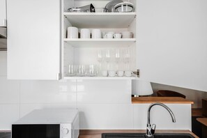 Kjøleskap, mikrobølgeovn, ovn og kokeplater