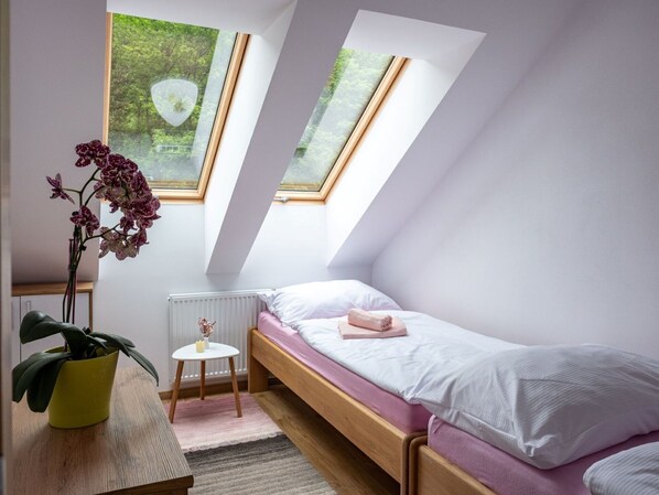 1 bedroom, travel cot, free WiFi