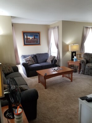 Smart TV, books - Adventure House: Fully Stocked Kitchen 5 mins from Michigan Tech (Hancock)