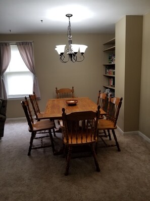 Dining - Adventure House: Fully Stocked Kitchen 5 mins from Michigan Tech (Hancock)