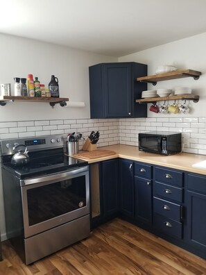 Fridge, microwave, oven, stovetop - Adventure House: Fully Stocked Kitchen 5 mins from Michigan Tech (Hancock)