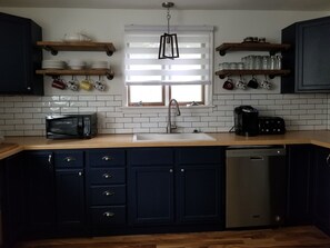Fridge, microwave, oven, stovetop - Adventure House: Fully Stocked Kitchen 5 mins from Michigan Tech (Hancock)
