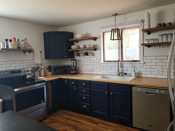 Fridge, microwave, oven, stovetop - Adventure House: Fully Stocked Kitchen 5 mins from Michigan Tech (Hancock)