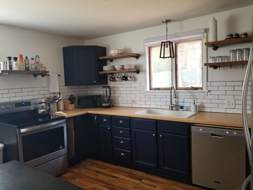 Adventure House: Fully Stocked Kitchen 5 mins from Michigan Tech