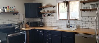 Adventure House: Fully Stocked Kitchen 5 mins from Michigan Tech