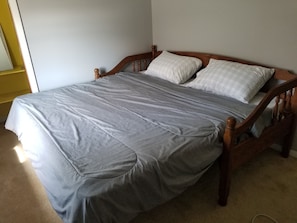 3 bedrooms, desk, iron/ironing board, free WiFi