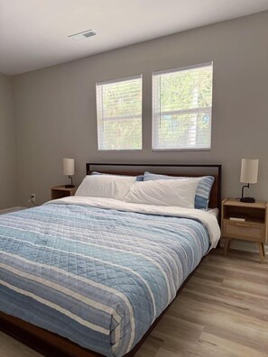 3 bedrooms, desk, iron/ironing board, travel crib - Sunset Beach Haven: BBQ, hot tub & 10min to beach! (Myrtle Beach)