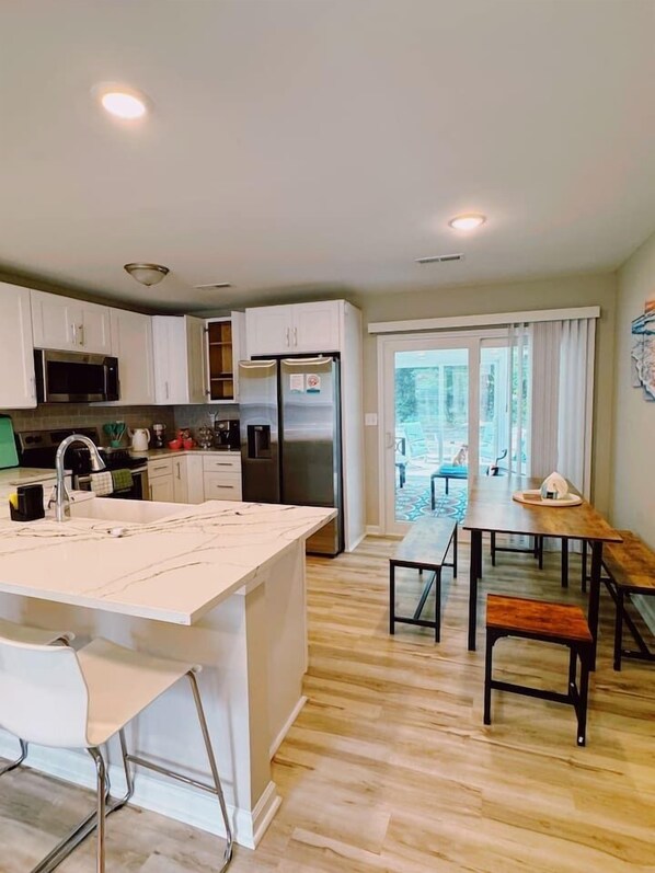 冰箱、微波炉、烤箱、炉灶