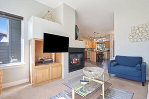 Smart-TV, Kamin, Bücher