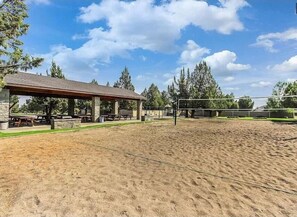 Sport court - Present Pheasant - Cute & Updated, Close to Everything, Golf, Amenities, Perfect For Family (Redmond)