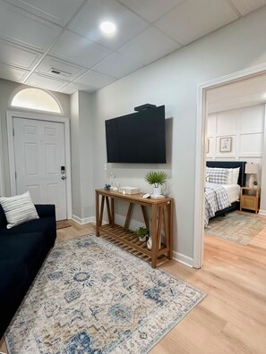 2 slaapkamers, een strijkplank/strijkijzer, reisbedje, gratis wifi