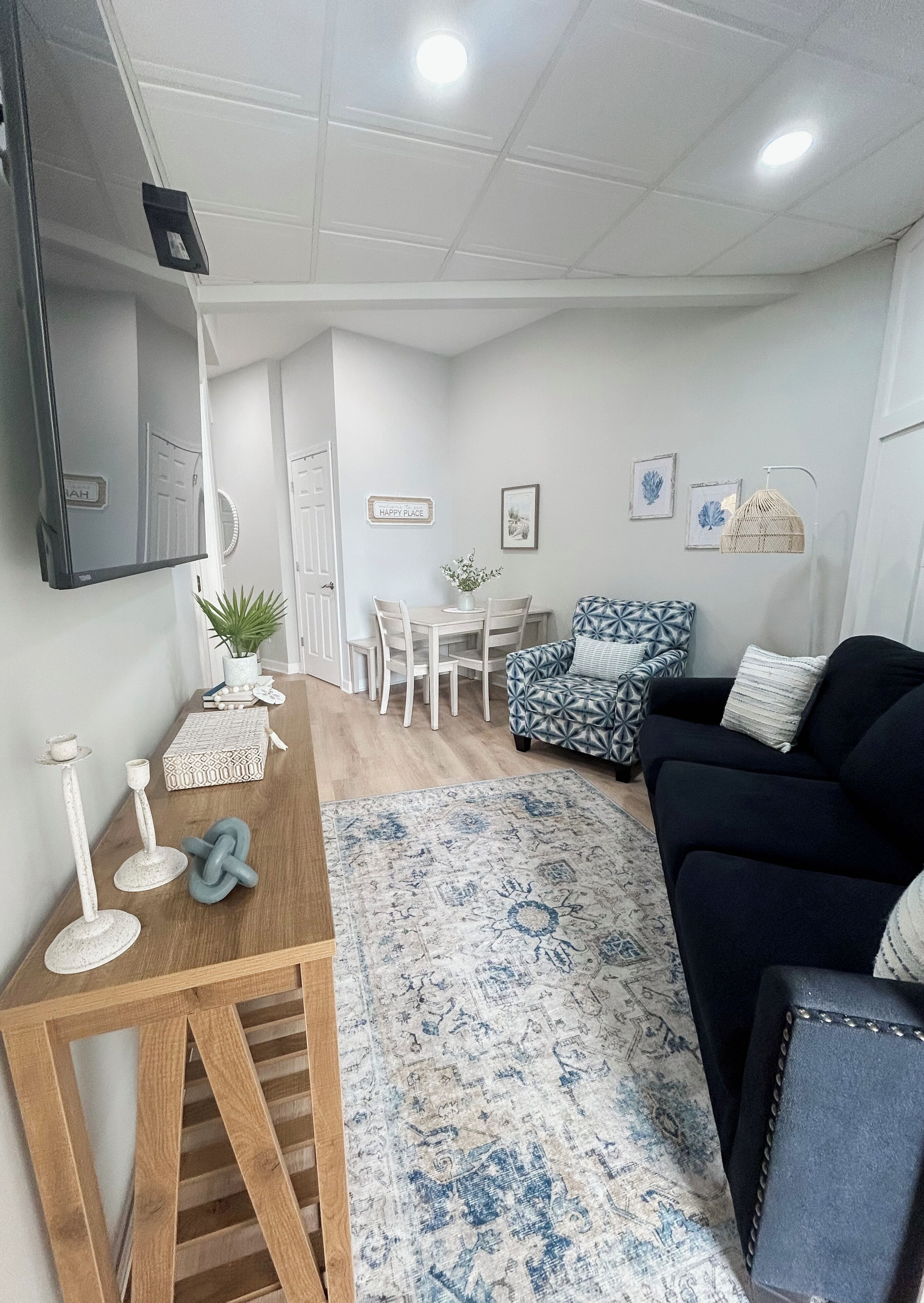 TV connectée, baby-foot, livres